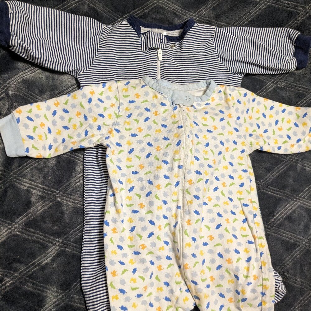 Baby lot 0-3 month long sleeve.            Item # 17